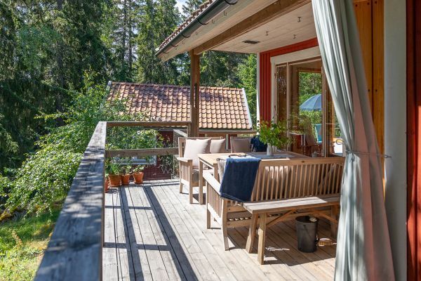 Charmigt skärgårdshus med solig altan