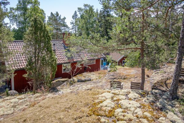 Charmigt skärgårdshus med solig altan - Bild 6
