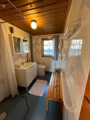 Charmigt skärgårdshus med solig altan - Bild 12