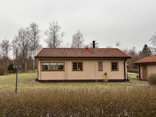 Hyr denna stuga i Färjestaden på 60 m². 4-7 sängplatser. 7 000 - 12 000 kr per vecka. Se bilder och tillgänglighet här.