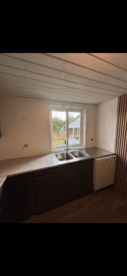 Hyr denna stuga i  på 90 m². 6-8 sängplatser. 1 495 - 1 995 kr per vecka. Se bilder och tillgänglighet här.