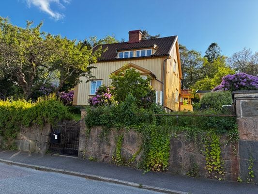 Hyr denna stuga i  på 160 m². 5-7 sängplatser. 12 500 - 18 000 kr per vecka. Se bilder och tillgänglighet här.