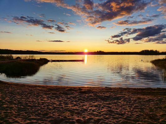 Åretrunt stuga med vedeldad bastu nära strand - Bild 9