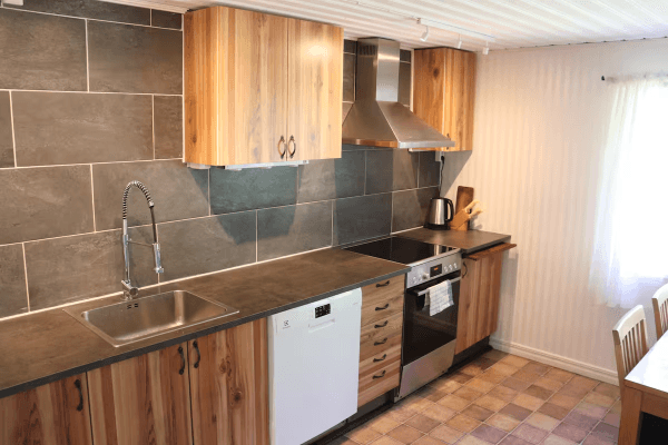 Hyr denna stuga i Värmland på 96 m². 4 sängplatser. 5 500 - 6 500 kr per vecka. Se bilder och tillgänglighet här.