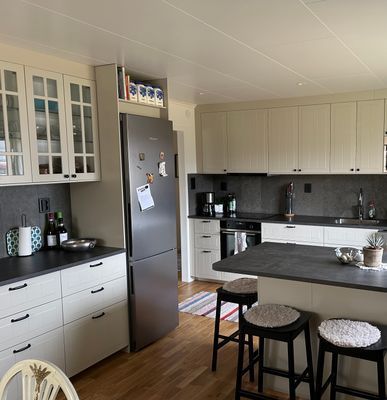 Kök med köksö och matplats