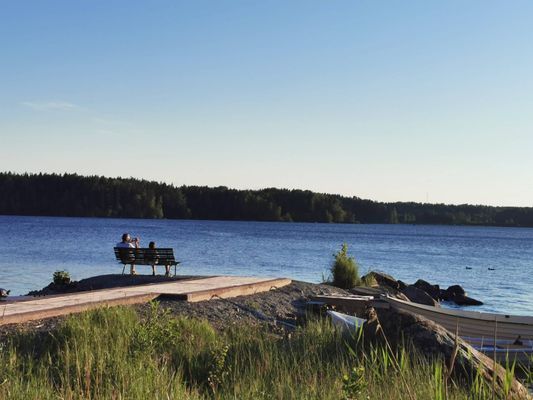 Åretrunt stuga med vedeldad bastu nära strand - Bild 10