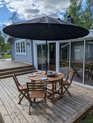 Åretrunt stuga med vedeldad bastu nära strand