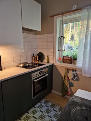 Nyrenoverad stuga med sjönära läge - Bild 7