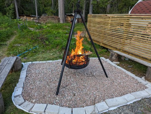 Åretrunt stuga med vedeldad bastu nära strand - Bild 16