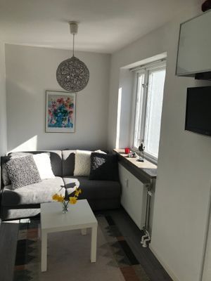 Hyr denna stuga i Burgsvik på 34 m². 2-3 sängplatser. 5 700 - 7 000 kr per vecka. Se bilder och tillgänglighet här.