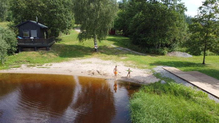 Åretrunt stuga med vedeldad bastu nära strand - Bild 11