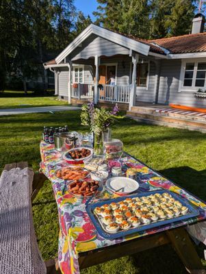 Åretrunt stuga med vedeldad bastu nära strand - Bild 13