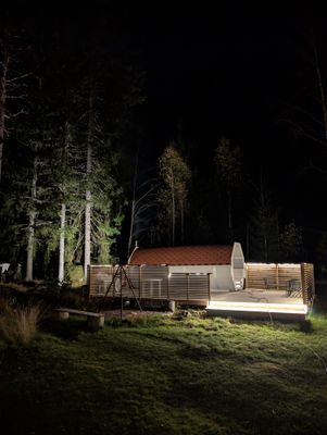 Åretrunt stuga med vedeldad bastu nära strand - Bild 14