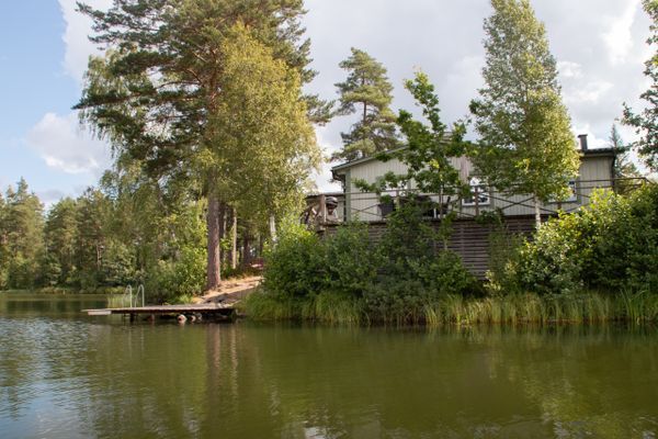 Hyr denna stuga i Eksjö på 136 m². 8-10 sängplatser. Från 12 000 kr per vecka. Se bilder och tillgänglighet här.