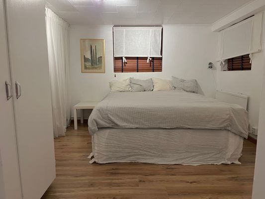 Hyr denna stuga i Kungshamn på 35 m². 2-4 sängplatser. 3 500 - 7 500 kr per vecka. Se bilder och tillgänglighet här.