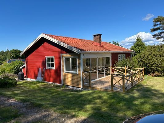 Hyr denna stuga i  på 73 m². 5 sängplatser. Från 9 500 kr per vecka. Se bilder och tillgänglighet här.
