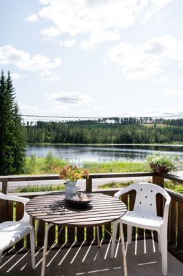 Charmig sommarstuga med altandäck och sjöutsikt - Bild 15