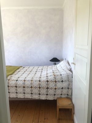 Sovrum med dubbelsäng bv.