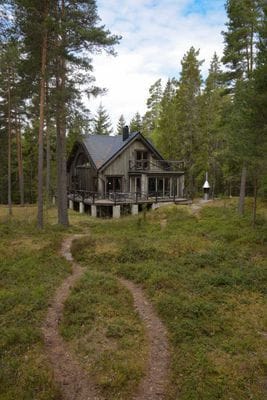 Fritidshus vid sjön med motorbåt i ett privat läge - Bild 34