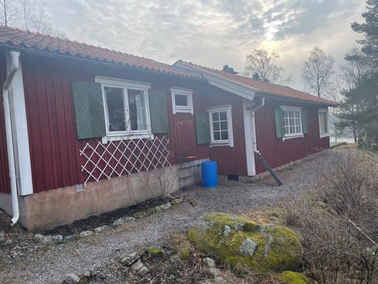 Hyr denna stuga i  på 85 m². 4-6 sängplatser. 8 000 - 12 000 kr per vecka. Se bilder och tillgänglighet här.