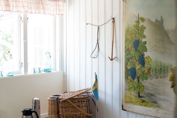 Skafferi - här finns barnstolar och extrasaker (termos, fikakorg mm)