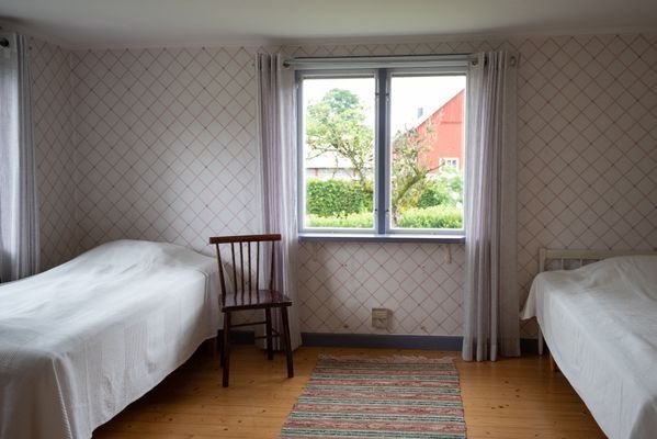 Sovrum 2 - på nedervåningen (innanför vardagsrummet)