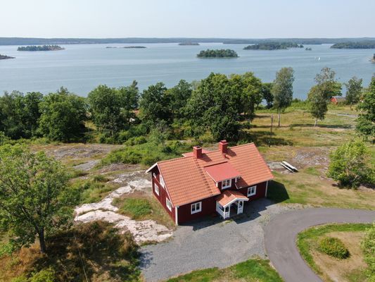 Hyr denna stuga i Gamleby på 93 m². 4 sängplatser. Från 8 400 kr per vecka. Se bilder och tillgänglighet här.