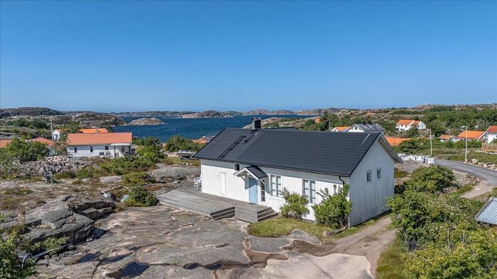 Hyr denna stuga i Lysekil på 129 m². 12 sängplatser. 2 750 - 4 500 kr per dag. Se bilder och tillgänglighet här.