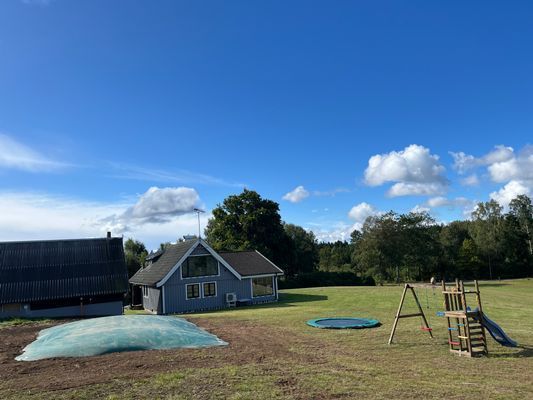 Hyr denna stuga i Skåne på 246 m². 20 sängplatser. 27 500 - 56 000 kr per vecka. Se bilder och tillgänglighet här.