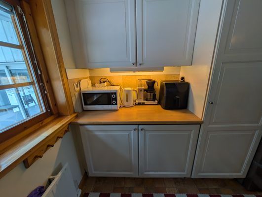 Åretrunt stuga med vedeldad bastu nära strand - Bild 18