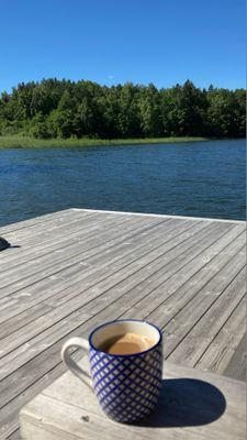 Njut av en kaffe i solen