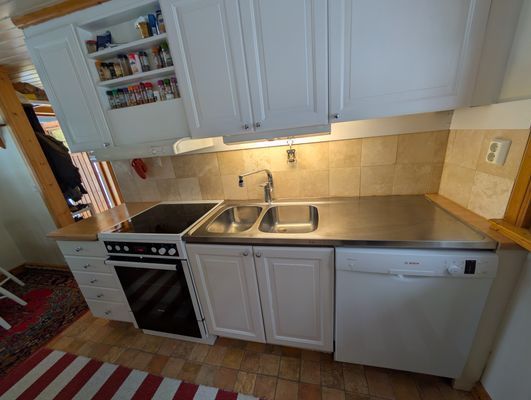 Åretrunt stuga med vedeldad bastu nära strand - Bild 17