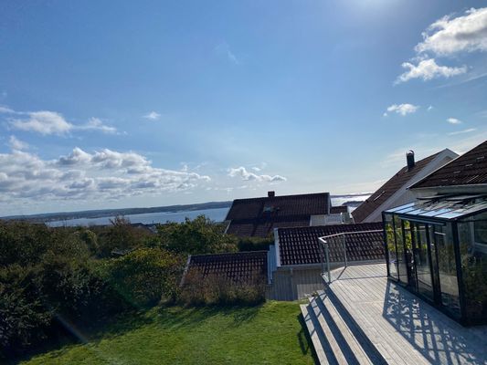 Rymligt hus med havsutsikt nära Lysekils centrum