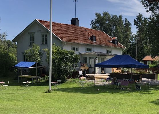 Hyr denna stuga i  på 80 m². 4-6 sängplatser. 5 000 - 7 000 kr per vecka. Se bilder och tillgänglighet här.