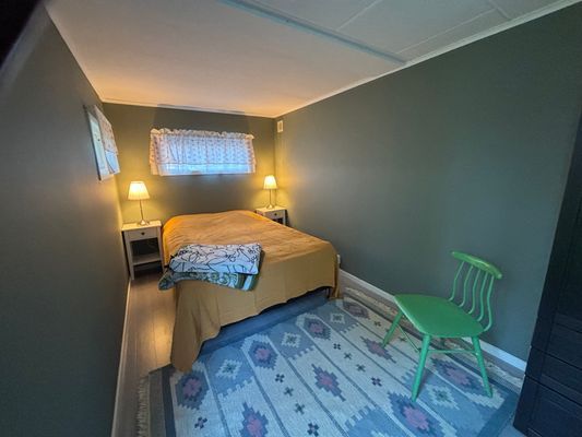 Stuga med sjöläge och bastu