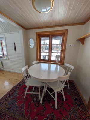 Åretrunt stuga med vedeldad bastu nära strand - Bild 15