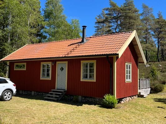 Stuga, Orust, Bohuslän, lugnt läge, skog, havsnära