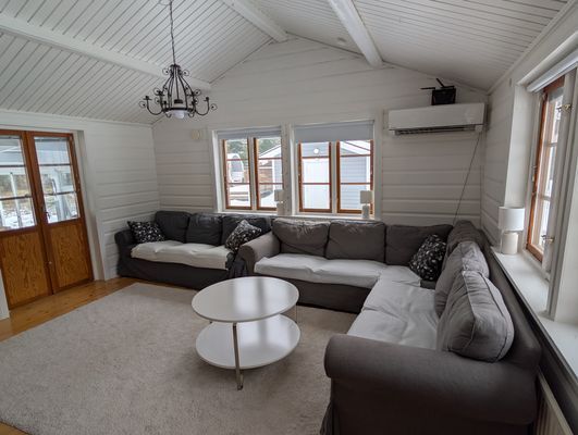 Åretrunt stuga med vedeldad bastu nära strand - Bild 23