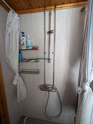 Åretrunt stuga med vedeldad bastu nära strand - Bild 22