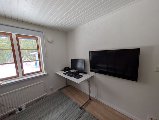 Åretrunt stuga med vedeldad bastu nära strand - Bild 20