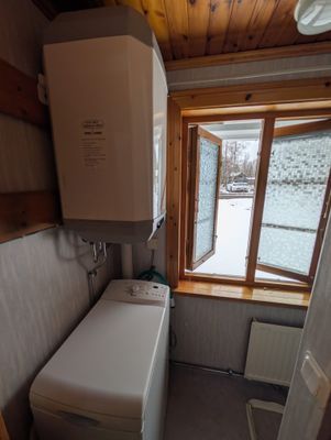 Åretrunt stuga med vedeldad bastu nära strand - Bild 21