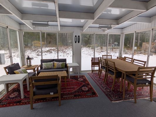 Åretrunt stuga med vedeldad bastu nära strand - Bild 24