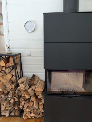 Åretrunt stuga med vedeldad bastu nära strand - Bild 25