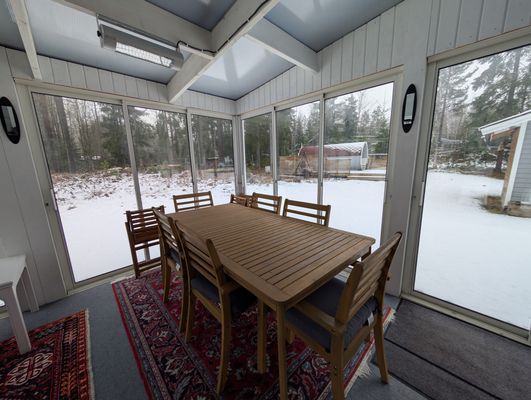 Åretrunt stuga med vedeldad bastu nära strand - Bild 26