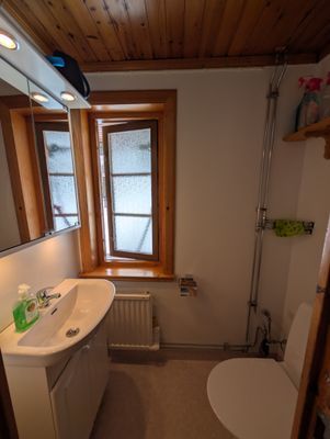 Åretrunt stuga med vedeldad bastu nära strand - Bild 29