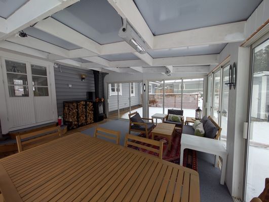 Åretrunt stuga med vedeldad bastu nära strand - Bild 27