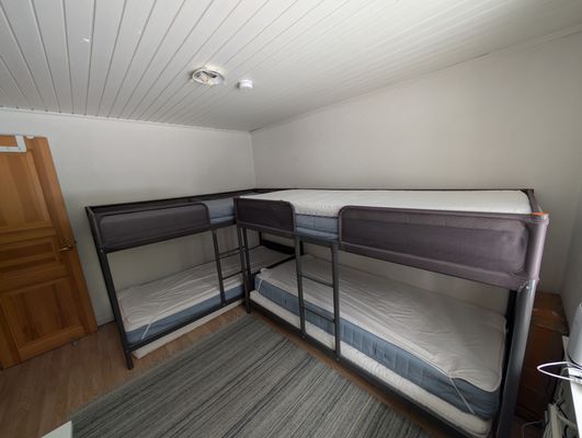 Åretrunt stuga med vedeldad bastu nära strand - Bild 28