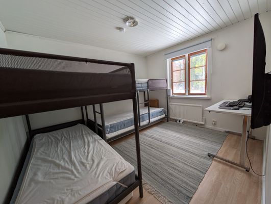 Åretrunt stuga med vedeldad bastu nära strand - Bild 31