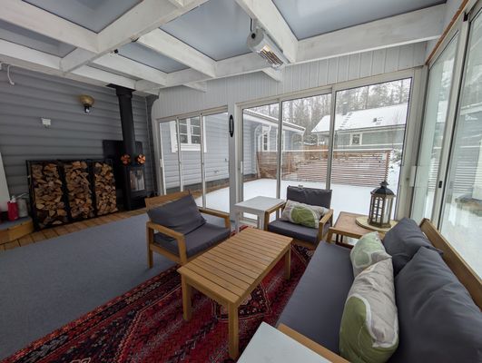 Åretrunt stuga med vedeldad bastu nära strand - Bild 32