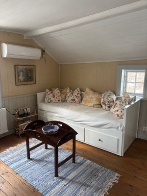 Charmig stuga på Ornö – nära hav, skog och natur